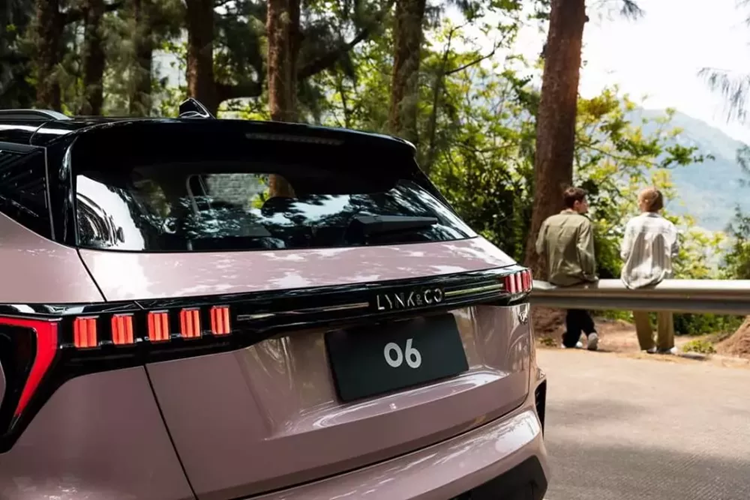 Theo 1 số tư vấn bán hàng, Lynk &amp; Co 06 được bán ra tại Việt Nam chỉ có duy nhất 1 phiên bản sử dụng động cơ xăng, không có bản plug-in hybrid như xe đang bán tại quê nhà, lý do là nhằm giúp chiếc SUV cỡ B Trung Quốc này có mức giá cạnh tranh tốt hơn.