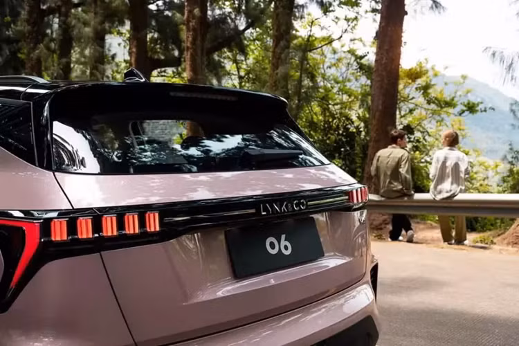 Theo 1 số tư vấn bán hàng, Lynk &amp; Co 06 được bán ra tại Việt Nam chỉ có duy nhất 1 phiên bản sử dụng động cơ xăng, không có bản plug-in hybrid như xe đang bán tại quê nhà, lý do là nhằm giúp chiếc SUV cỡ B Trung Quốc này có mức giá cạnh tranh tốt hơn.