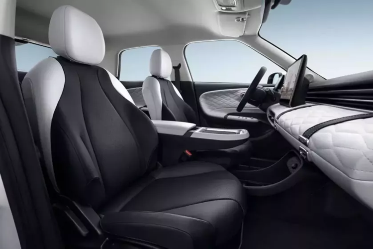 Giống như hầu hết các xe mới hiện nay, một màn hình thông tin giải trí lớn được đặt ở giữa bảng điều khiển, trong khi bên dưới là một cặp cửa gió điều hòa bằng kim loại bóng bẩy