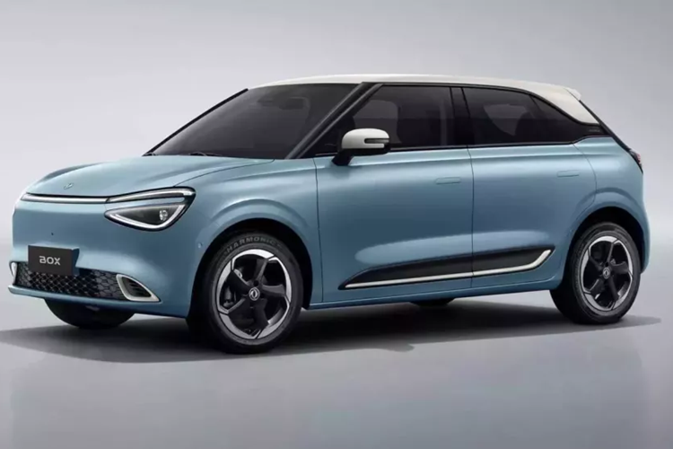 Nammi Box có lớp da chần bông màu trắng trải dài trên các tấm cửa và nửa dưới của bảng điều khiển, làm tăng thêm sự sang trọng cho cabin. Bảng điều khiển trung tâm nổi với nhiều không gian lưu trữ và bộ sạc điện thoại không dây giúp tăng thêm tính thực dụng cho khoang lái.