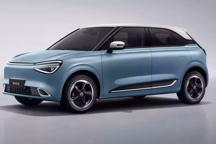 Nammi Box có lớp da chần bông màu trắng trải dài trên các tấm cửa và nửa dưới của bảng điều khiển, làm tăng thêm sự sang trọng cho cabin. Bảng điều khiển trung tâm nổi với nhiều không gian lưu trữ và bộ sạc điện thoại không dây giúp tăng thêm tính thực dụng cho khoang lái.