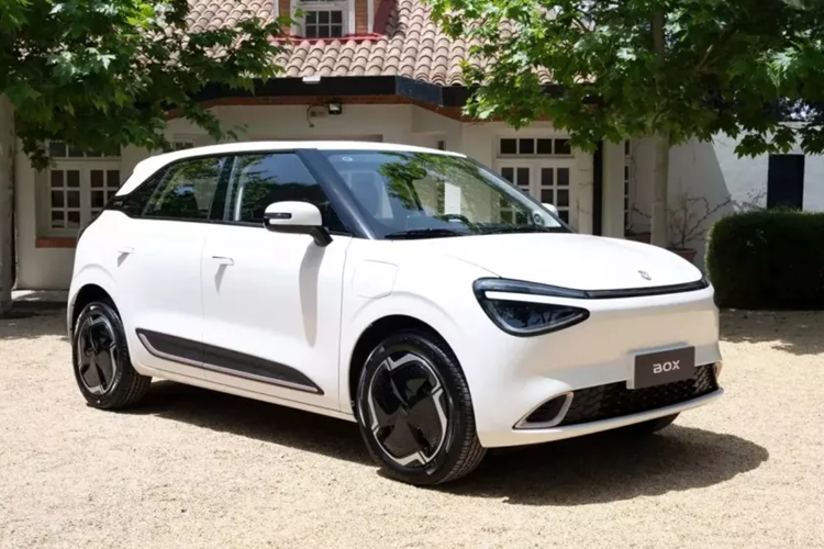 Dongfeng của Trung Quốc đang mở rộng phạm vi hoạt động tại thị trường nước ngoài, đặc biệt là ở châu Âu, nơi các mẫu xe điện rất nhận được sự quan tâm, vì thế, họ vừa ra mắt một mẫu xe điện mới hấp dẫn để cạnh tranh với Citroen e-C3 và các mẫu xe điện giá rẻ là Nammi Box, hay còn có tên gọi ở thị trường quê nhà là Dongfeng Nammi 01 2024 mới.