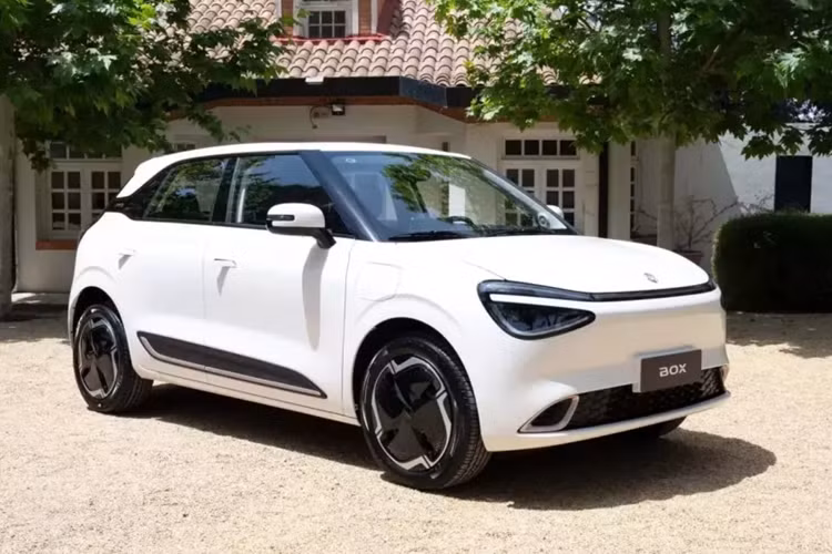 Dongfeng của Trung Quốc đang mở rộng phạm vi hoạt động tại thị trường nước ngoài, đặc biệt là ở châu Âu, nơi các mẫu xe điện rất nhận được sự quan tâm, vì thế, họ vừa ra mắt một mẫu xe điện mới hấp dẫn để cạnh tranh với Citroen e-C3 và các mẫu xe điện giá rẻ là Nammi Box, hay còn có tên gọi ở thị trường quê nhà là Dongfeng Nammi 01 2024 mới.