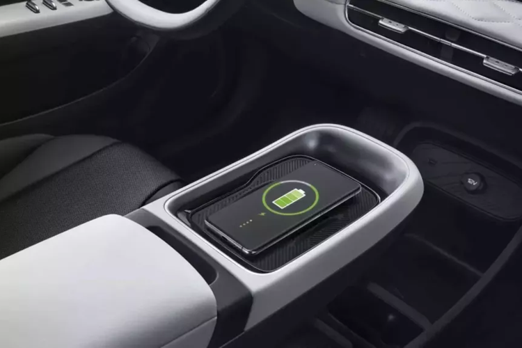 Xe có tay nắm cửa nằm ngang với thân xe và mở ra khi cần, cửa sổ không khung và có thể được đặt hàng với mui xe màu trắng tương phản. Nội thất có vô lăng bọc da hai tông màu và một màn hình nhỏ hiển thị các chi tiết quan trọng của xe.