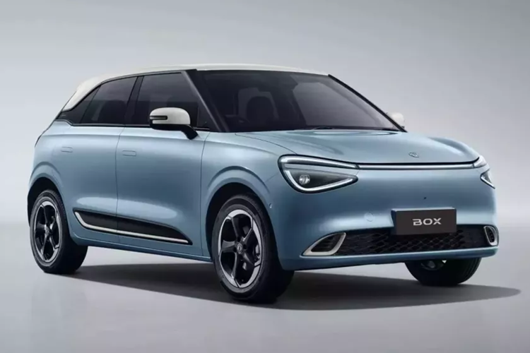 Đất nước châu Âu mà Dongfeng vừa mới ra mắt mẫu xe điện của mình là Thụy Sĩ, và chiếc xe điện cỡ nhỏ Nammi Box của hãng Dongfeng có giá bán từ 21.990 CHF (tương đương 598 triệu đồng), trong khi ở quê nhà, chỉ có giá từ 259 triệu đồng đến 356 triệu đồng.