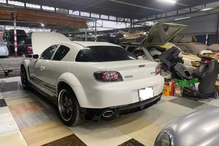 Mazda RX-8 sử dụng động cơ xoay của Renesis, dung tích 1,3 lít, tạo ra công suất khiêm tốn 189 mã lực. Nhưng công suất tăng lên tới 238 mã lực trong các mẫu xe 2008-2012.