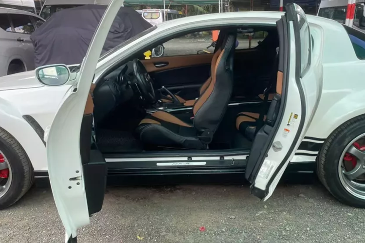 Số lượng xe Mazda RX-8 tại Việt Nam không nhiều, và nếu nó còn là bản số sàn thì cực ít, trước đó, đã có 1 chiếc xe Mazda RX-8 lộ diện với gói độ body kit thân rộng, giá bán gần 1,4 tỷ đồng, đã nhanh chóng được ông Đặng Lê Nguyên Vũ mua lại.