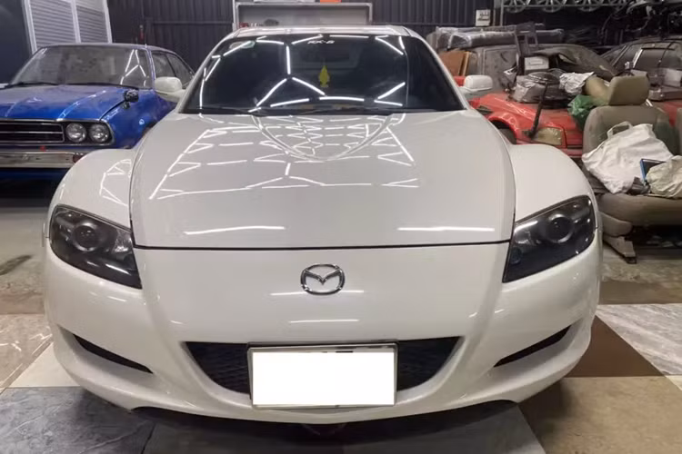 Nói đến những chiếc xe JDM huyền thoại sẽ là thiếu sót nếu bỏ qua cái tên Mazda RX-8 của Nhật Bản, mẫu xe mà bất cứ tay chơi xe thể thao của nước Nhật đều sở hữu dù là mới nhập môn, hay sưu tập, drift. Động cơ xoay của Renesis, dung tích 1,3 lít đã là đặc sản khi nhắc đến RX-8.