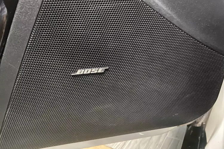 Nói đến độ độc lạ của Mazda RX-8 đó là cách bố trí cửa trước và sau đối xứng, giống kiểu cửa của Rolls-Royce nhưng thú vị là xe không có cột B, đó là phong cách rất hấp dẫn.