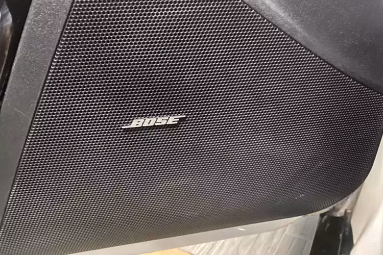 Nói đến độ độc lạ của Mazda RX-8 đó là cách bố trí cửa trước và sau đối xứng, giống kiểu cửa của Rolls-Royce nhưng thú vị là xe không có cột B, đó là phong cách rất hấp dẫn.