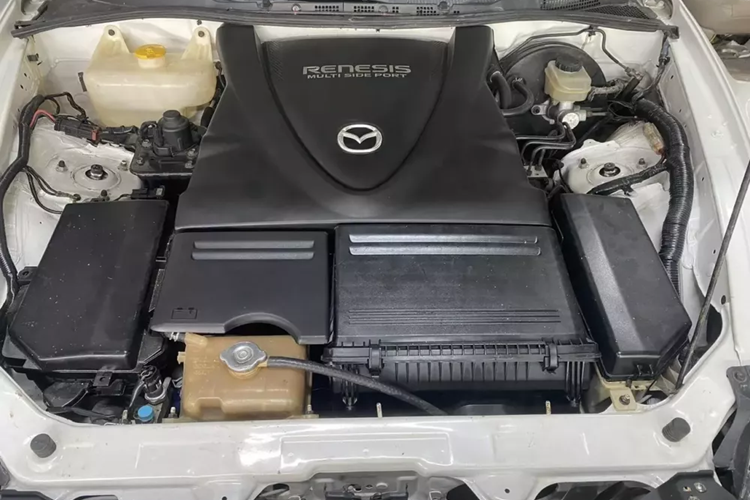 Vì là một mẫu xe hướng tới cảm giác lái thể thao và đã ra đời 2 thập kỷ trước, nên đòi hỏi các trang bị hiện đại trên RX-8 là không khả thi, tuy nhiên, dàn âm thanh của xe vẫn chất lượng khi của Bose. Hàng ghế sau cho cảm giác khá chật, nhưng việc xe không có cột B, cũng giúp hành khách phía sau ra vào dễ dàng hơn.