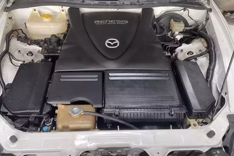 Vì là một mẫu xe hướng tới cảm giác lái thể thao và đã ra đời 2 thập kỷ trước, nên đòi hỏi các trang bị hiện đại trên RX-8 là không khả thi, tuy nhiên, dàn âm thanh của xe vẫn chất lượng khi của Bose. Hàng ghế sau cho cảm giác khá chật, nhưng việc xe không có cột B, cũng giúp hành khách phía sau ra vào dễ dàng hơn.