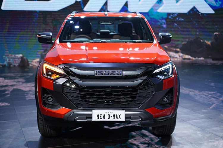 Trong năm 2023, Isuzu D-Max tiếp tục là mẫu xe bán tải bán chạy nhất tại thị trường Thái Lan với doanh số lên đến 115.499 chiếc, bỏ xa đối thủ Toyota Hilux (106.601 xe), Ford Ranger (24.424 xe) và Mitsubishi Triton (12.973 xe). Trong khi đó, tại Việt Nam, đây lại là một trong những mẫu xe ế nhất với doanh số chỉ đạt 519 xe trong cả năm 2023. 