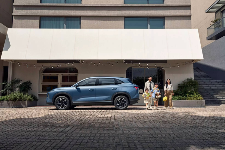 Đây là mẫu xe “SUV đầu tiên có công nghệ động cơ kép dựa trên kiến trúc Tianyu D của liên doanh SAIC-GM-Wuling”, thiết kế lấy cảm hứng từ các mẫu xe Buick và được phát triển từ nền tảng khung gầm dành cho xe thuần điện nhưng cũng có tùy chọn hệ truyền động hybrid sạc điện PHEV. 