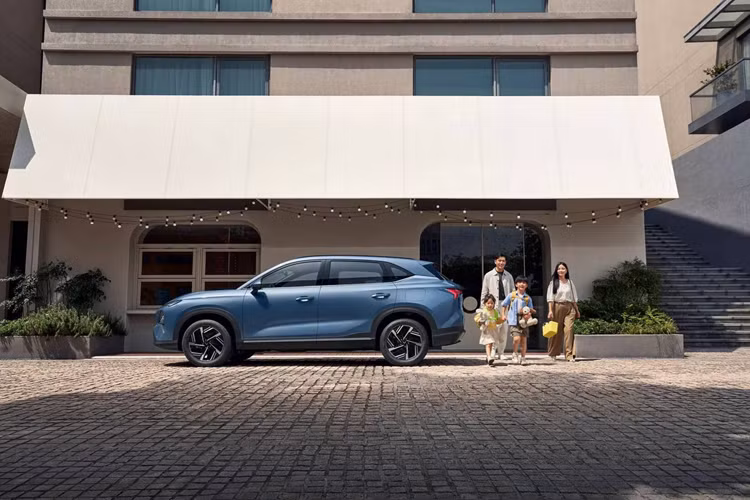 Đây là mẫu xe “SUV đầu tiên có công nghệ động cơ kép dựa trên kiến trúc Tianyu D của liên doanh SAIC-GM-Wuling”, thiết kế lấy cảm hứng từ các mẫu xe Buick và được phát triển từ nền tảng khung gầm dành cho xe thuần điện nhưng cũng có tùy chọn hệ truyền động hybrid sạc điện PHEV. 