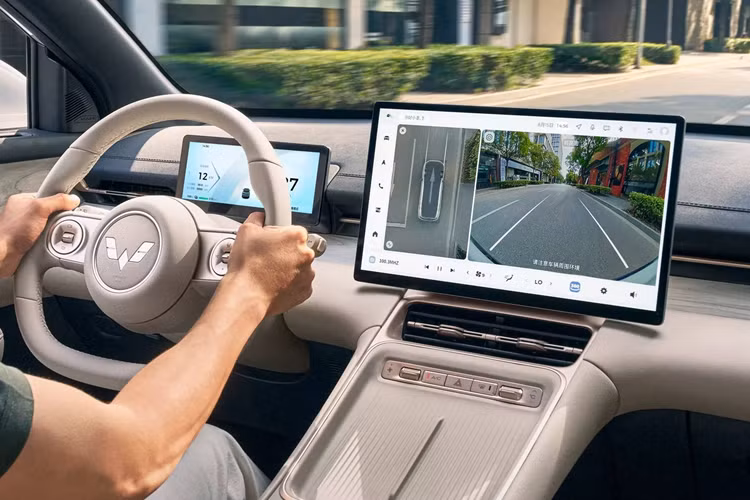 Vì thế nên thiết kế ngoại thất của xe khá trung tính, nhìn không khác mấy những loại xe gầm cao 5 chỗ đương đại khác, với các cụm đèn vuốt nhọn sắc sảo và các đường gân cơ bắp chạy dọc thân xe. Xe có đèn chiếu sáng chính tách biệt khỏi đèn DRL, đi mâm 18 inch và có cảm biến gạt mưa. 