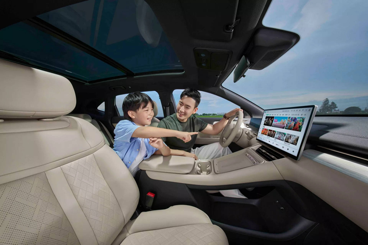 Xe còn có vô-lăng đáy phẳng được bọc da, khu vực “yên ngựa” có thiết kế tối giản ít nút bấm và có tới 2 khay đựng điện thoại sạc không dây. Ghế ngồi cũng được bọc da cao cấp và trang bị tiêu chuẩn ghế lái chỉnh điện 6 hướng cho tất cả các phiên bản cấu hình. 