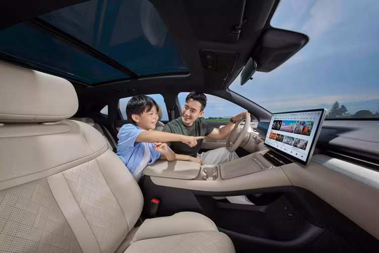 Xe còn có vô-lăng đáy phẳng được bọc da, khu vực “yên ngựa” có thiết kế tối giản ít nút bấm và có tới 2 khay đựng điện thoại sạc không dây. Ghế ngồi cũng được bọc da cao cấp và trang bị tiêu chuẩn ghế lái chỉnh điện 6 hướng cho tất cả các phiên bản cấu hình. 