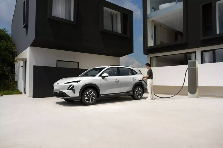 Mẫu xe crossover Wuling Starlight S có kích thước tổng thể dài x rộng x cao lần lượt là 4.745 x 1.890 x 1.685/1.680 (mm), chiều dài cơ sở đạt 2.800 mm. Đây là kích thước gần ngang ngửa Kia Sorento thế hệ thứ 4 hiện tại và nhỉnh hơn khá nhiều so với các mẫu crossover hạng C phổ biến trên thị trường. 