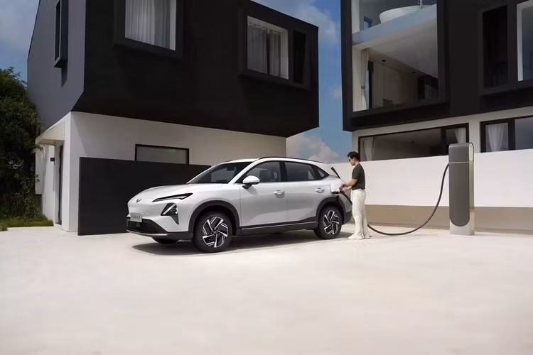 Mẫu xe crossover Wuling Starlight S có kích thước tổng thể dài x rộng x cao lần lượt là 4.745 x 1.890 x 1.685/1.680 (mm), chiều dài cơ sở đạt 2.800 mm. Đây là kích thước gần ngang ngửa Kia Sorento thế hệ thứ 4 hiện tại và nhỉnh hơn khá nhiều so với các mẫu crossover hạng C phổ biến trên thị trường. 