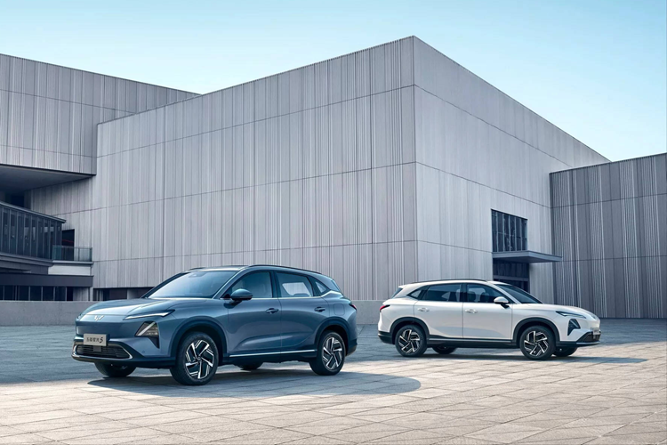 Khối lượng không tải của xe dao động từ 1.680 – 1.790 kg tùy theo loại hệ truyền động và dung lượng pin. Hãng Wuling định vị mẫu xe Starlight S này thuộc dòng sản phẩm Silver Label hướng tới nhóm khách hàng gia đình. 