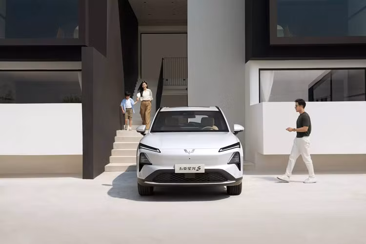 Bên trong, Wuling Starlight S được trang bị 2 màn hình, trong đó màn hình đồng hồ nằm sau vô-lăng có kích thước 8,8 inch còn màn hình giải trí ở trung tâm táp-lô có kích thước 15,6 inch. Hệ thống điều hành xe là loại Ling OS phát triển dựa trên nền Android, hỗ trợ cập nhật OTA, nhận diện giọng nói, và điều khiển từ xa qua điện thoại di động. 