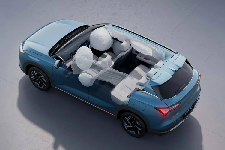 Phiên bản thuần điện của Wuling Starlight S được trang bị mô-tơ điện đặt ở cầu trước, sản sinh công suất 201 mã lực và mô-men xoắn 310 Nm. Xe sử dụng bộ pin Shenlian 2C với cấu trúc LFP và dung lượng 60 kWh, cung cấp phạm vi hoạt động lên đến 510 km, theo tiêu chuẩn CLTC. 