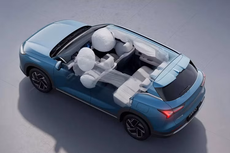 Phiên bản thuần điện của Wuling Starlight S được trang bị mô-tơ điện đặt ở cầu trước, sản sinh công suất 201 mã lực và mô-men xoắn 310 Nm. Xe sử dụng bộ pin Shenlian 2C với cấu trúc LFP và dung lượng 60 kWh, cung cấp phạm vi hoạt động lên đến 510 km, theo tiêu chuẩn CLTC. 