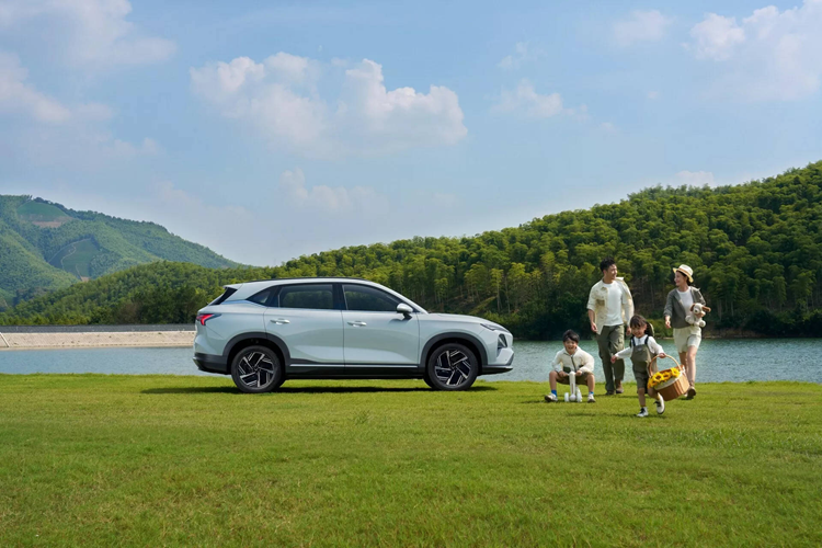 Theo thông tin từ nhà sản xuất, xe có 19 tính năng khí động học giúp đạt hệ số cản gió 0,277Cd, giúp tăng phạm vi di chuyển thêm 20 km so với thông thường. Với chế độ sạc nhanh 2C, chỉ cần 15 phút sạc pin là xe có đủ năng lượng để di chuyển được 200 km. Nếu dùng sạc dân dụng tại hộ gia đình, cũng chỉ cần khoảng 10 giờ để nạp pin từ 20% lên 80%. 