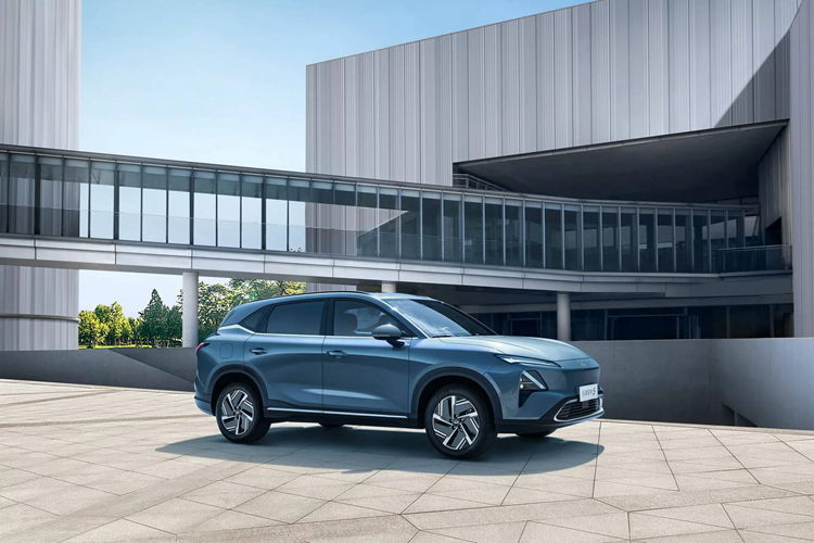 Tốc độ tối đa của xe được giới hạn ở mức 175 km/h là yếu tố góp phần tránh thất thoát năng lượng pin. Đối với phiên bản hybrid sạc điện PHEV, Starlight S sử dụng động cơ xăng 1.5L hút khí tự nhiên (105 mã lực, 130 Nm) kết hợp với mô-tơ điện (150 kW, 310 Nm) và hộp số E-CVT. 