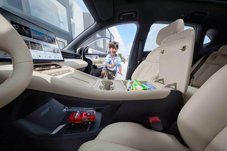 Ghế trước có thể trang bị thêm tính năng sưởi và thông gió, trong khi ghế sau có tùy chọn sưởi. Đặc biệt, ghế sau có thể ngả tối đa đến 127 độ. Ngoài ra, Starlight S còn có cửa sổ trời toàn cảnh rộng 1,18 m² và 23 không gian lưu trữ đồ đạc trong xe. Dung tích cốp tiêu chuẩn là 610 L, có thể mở rộng lên tới 1.768 L khi gập hàng ghế sau. 