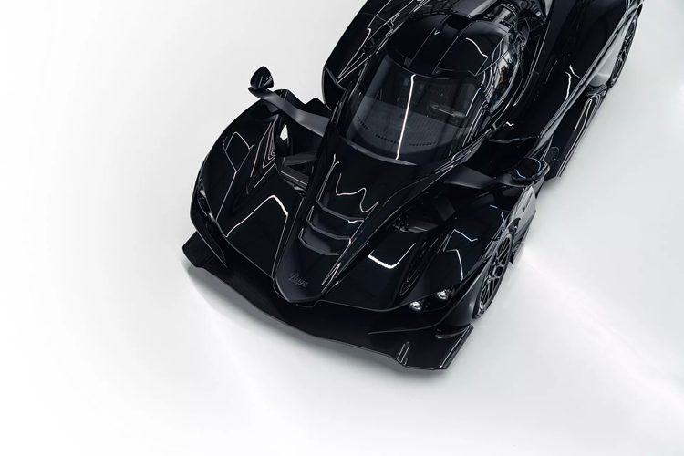 Chiếc siêu xe Bohema này được trang bị khối động cơ V6 tăng áp kép công suất 700 mã lực do Litchfield chế tạo. Động cơ này ban đầu là động cơ Nissan GT-R trước khi Litchfield chuyển đổi khối động cơ này thành hệ thống cacte khô, hoán đổi bộ tăng áp và thêm ống xả titan.