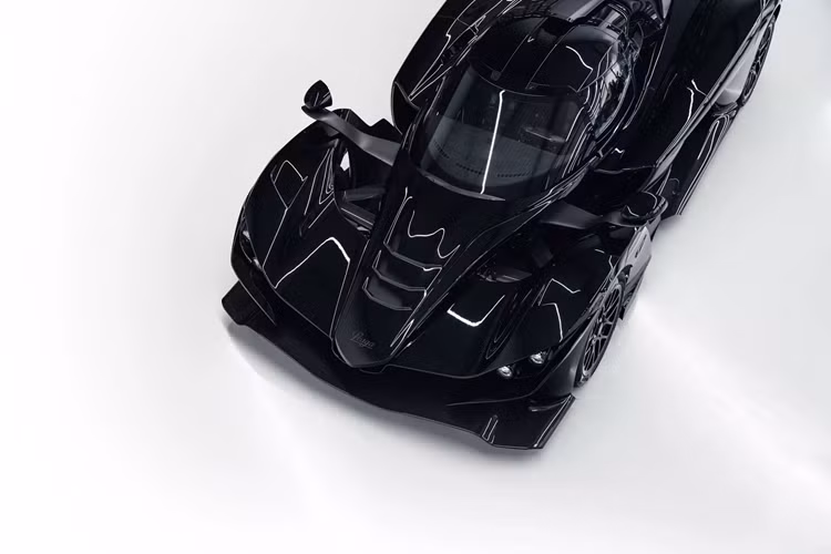 Chiếc siêu xe Bohema này được trang bị khối động cơ V6 tăng áp kép công suất 700 mã lực do Litchfield chế tạo. Động cơ này ban đầu là động cơ Nissan GT-R trước khi Litchfield chuyển đổi khối động cơ này thành hệ thống cacte khô, hoán đổi bộ tăng áp và thêm ống xả titan.