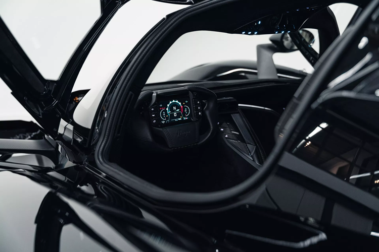 Nhưng Bohema không chỉ nhanh trên đường thẳng. Praga cho biết chiếc xe có khả năng khớp với thời gian chạy một vòng của xe đua GT3, trong khi vẫn sử dụng bộ lốp xe đường phố. Đây là một kỳ tích ấn tượng trong một thị trường tràn ngập những chiếc xe đua gần như hoàn toàn không thể sử dụng trong cuộc sống hàng ngày.