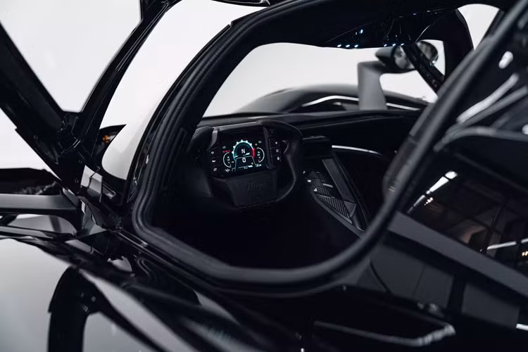 Nhưng Bohema không chỉ nhanh trên đường thẳng. Praga cho biết chiếc xe có khả năng khớp với thời gian chạy một vòng của xe đua GT3, trong khi vẫn sử dụng bộ lốp xe đường phố. Đây là một kỳ tích ấn tượng trong một thị trường tràn ngập những chiếc xe đua gần như hoàn toàn không thể sử dụng trong cuộc sống hàng ngày.