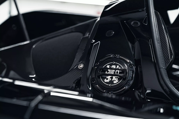 Mẫu siêu xe này sở hữu phần khung gầm và thân xe được Praga thiết kế riêng và sau đó thử nghiệm trong đường hầm gió F1. Vào năm 2012, Praga bắt đầu chế tạo xe đua nên đã tận dụng những gì học được ở đó.