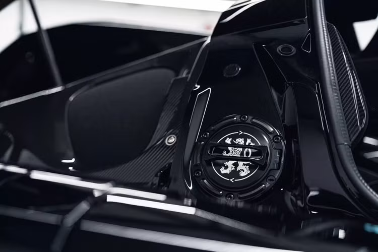 Mẫu siêu xe này sở hữu phần khung gầm và thân xe được Praga thiết kế riêng và sau đó thử nghiệm trong đường hầm gió F1. Vào năm 2012, Praga bắt đầu chế tạo xe đua nên đã tận dụng những gì học được ở đó.