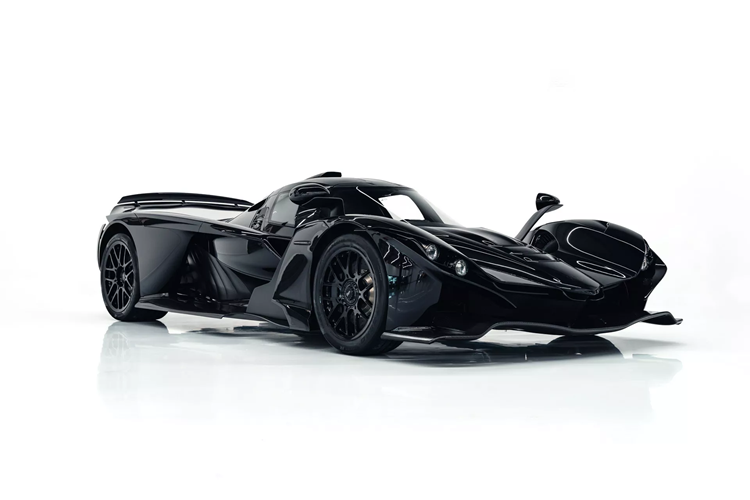  Praga Bohema 2025 mới là một mẫu siêu xe cực hiếm đem lại cảm giác lái thuần túy cùng những trang bị độc đáo. Chiếc xe này thực sự đã được đưa vào sản xuất và vị khách hàng đầu tiên đã nhận chiếc Bohema của họ tại Hà Lan và tay đua kiêm tài xế phát triển Romain Grosjean có mặt để thực hiện việc giao xe cho vị khách đặc biệt này.