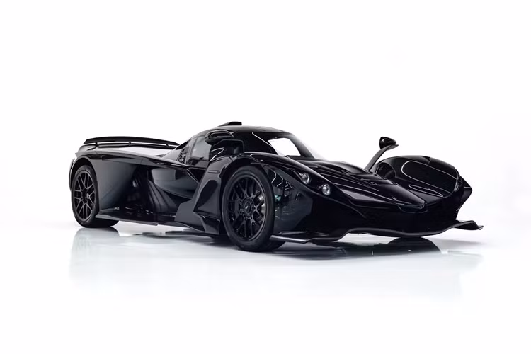  Praga Bohema 2025 mới là một mẫu siêu xe cực hiếm đem lại cảm giác lái thuần túy cùng những trang bị độc đáo. Chiếc xe này thực sự đã được đưa vào sản xuất và vị khách hàng đầu tiên đã nhận chiếc Bohema của họ tại Hà Lan và tay đua kiêm tài xế phát triển Romain Grosjean có mặt để thực hiện việc giao xe cho vị khách đặc biệt này.