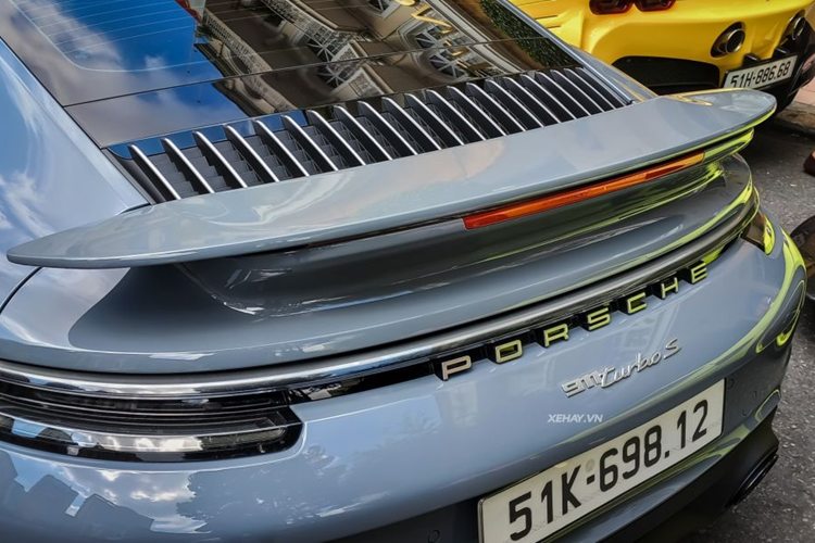 Ngoài ra, xe còn có khe gió màu đen ở trước chắn bùn sau, nóc màu tương phản và dòng chữ "911 Turbo S" trên cửa như dấu hiệu nhận biết.