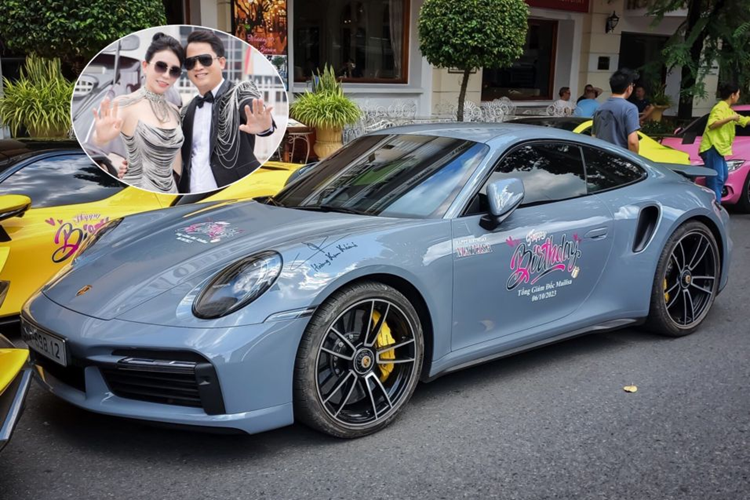 Không ít người khá bất ngờ khi biết Hoàng Kim Khánh có sở hữu một chiếc xe thể thao tốc độ Porsche 911 Turbo S đời 992, lý do nó bị lu mờ bên cạnh dàn siêu xe cực khủng như Koenigsegg Regera, McLaren Senna, Ferrari SF90 Stradale, Ferrari 488 Pista Spider hay Lamborghini Aventador S...