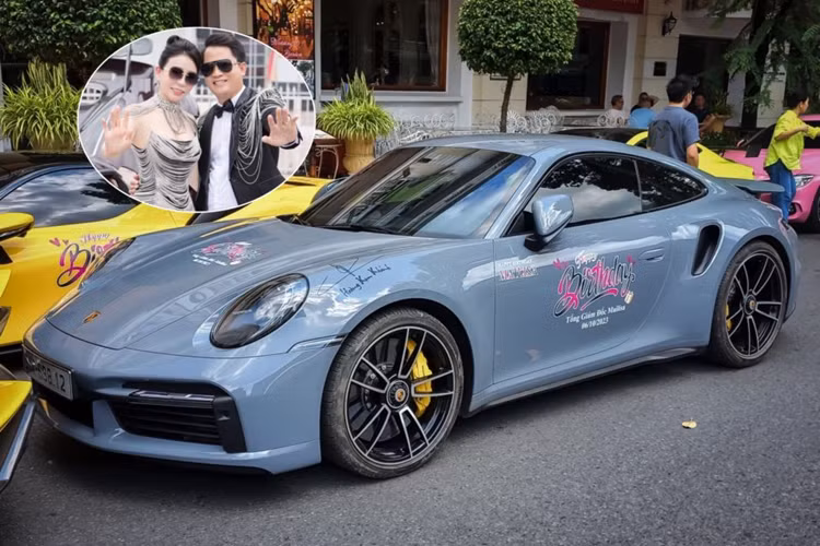 Không ít người khá bất ngờ khi biết Hoàng Kim Khánh có sở hữu một chiếc xe thể thao tốc độ Porsche 911 Turbo S đời 992, lý do nó bị lu mờ bên cạnh dàn siêu xe cực khủng như Koenigsegg Regera, McLaren Senna, Ferrari SF90 Stradale, Ferrari 488 Pista Spider hay Lamborghini Aventador S...