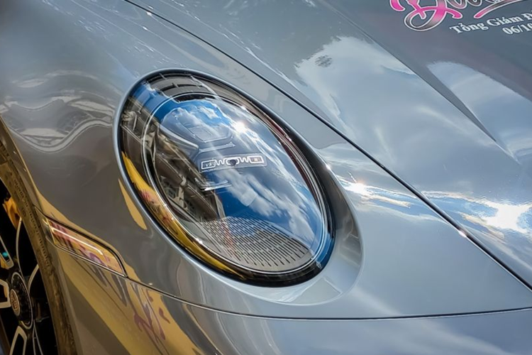 Phiên bản hiệu suất cao và thể thao hơn của Porsche 911 được bổ sung cản trước cải tiến, tích hợp đèn xi-nhan LED mới. Vòng ra phía sau, chúng ta sẽ thấy Porsche 911 Turbo S được trang bị thanh ba-bô-lê khí động lực học và bộ vành hợp kim 5 chấu sơn phối 2 màu thể thao.