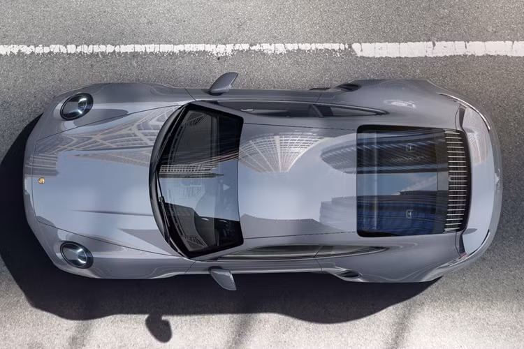 Hiện tại, số lượng phiên bản xe thể thao tốc độ Porsche 911 Turbo S thế hệ 992 chỉ đếm trên đầu ngón tay tại Việt Nam, trong đó, xe của đại gia Hoàng Kim Khánh có giá gần 20 tỷ đồng, màu sơn xe rất đẹp mắt, là độc nhất vô nhị hiện nay. Sau 1 năm mua về, hiện chiếc Porsche 911 Turbo S của Khánh "thẩm mỹ" đã có sự thay đổi nằm ở biển số.