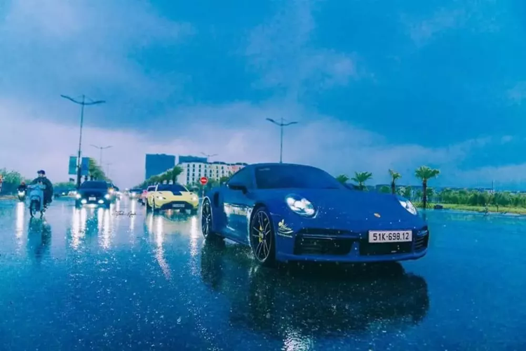 Chiếc Porsche 911 Turbo S 992 của Hoàng Kim Khánh trên tựa đầu ghế ngồi không có thêu logo ngựa của Porsche hay tên hãng, trong garage xe của đại gia này, chỉ có Porsche 911 là mẫu xe 2 cửa có đến 4 chỗ ngồi, dù hàng ghế sau chỉ dành cho trẻ em.