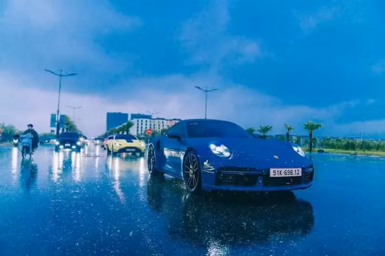 Chiếc Porsche 911 Turbo S 992 của Hoàng Kim Khánh trên tựa đầu ghế ngồi không có thêu logo ngựa của Porsche hay tên hãng, trong garage xe của đại gia này, chỉ có Porsche 911 là mẫu xe 2 cửa có đến 4 chỗ ngồi, dù hàng ghế sau chỉ dành cho trẻ em.