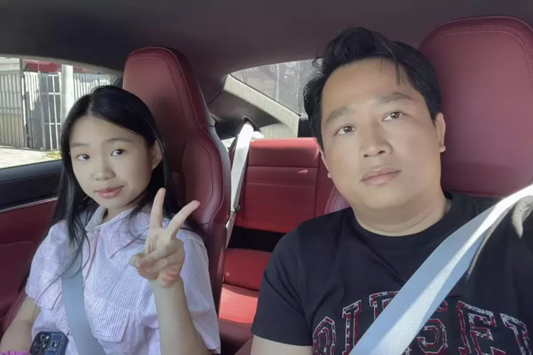 Ban đầu, đại gia Hoàng Kim Khánh đã bấm được biển số 51K-698.12 cho chiếc xe thể thao tốc độ Porsche 911 Turbo S thế hệ 992 của mình, tuy nhiên, sau đó đăng ký biển trúng đấu giá 51K-858.99. Porsche 911 Turbo S của đại gia Hoàng Kim Khánh sở hữu thiết kế nâng cấp so với phiên bản cũ.