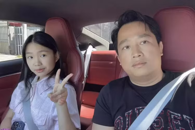 Ban đầu, đại gia Hoàng Kim Khánh đã bấm được biển số 51K-698.12 cho chiếc xe thể thao tốc độ Porsche 911 Turbo S thế hệ 992 của mình, tuy nhiên, sau đó đăng ký biển trúng đấu giá 51K-858.99. Porsche 911 Turbo S của đại gia Hoàng Kim Khánh sở hữu thiết kế nâng cấp so với phiên bản cũ.