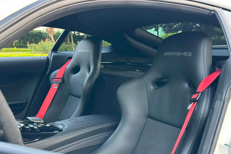 Vô-lăng tích hợp nút cảm ứng và núm xoay điều chỉnh hệ thống kiểm soát lực kéo màu vàng đặt giữa xe. Chưa hết, Mercedes-AMG GT R còn được trang bị bậc cửa ốp carbon cùng dòng chữ AMG phát sáng, xe có ghế ngồi bọc da Alcantara với các đường chỉ may tương phản và sọc màu trắng, dây đai an toàn cũng được nhuộm đỏ.