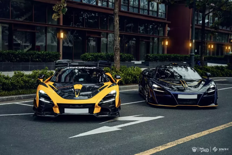 Trên vòm bánh xe còn được khoét thêm lỗ, đặt vào đó các tấm ốp điều gió rất hiếu chiến. Sau cùng bản độ của chiếc siêu xe McLaren 720S DarwinPro còn có cánh gió đuôi rất khổng lồ, nó được bắt cố định từ 2 bên hông đuôi xe, rất khác biệt so với những cánh gió độ có sẵn trên thị trường, kiểu cánh gió này chỉ có trên các xe đua, và không làm ảnh hưởng gì quá nghiêm trọng nên cánh gió điện có sẵn của xe.